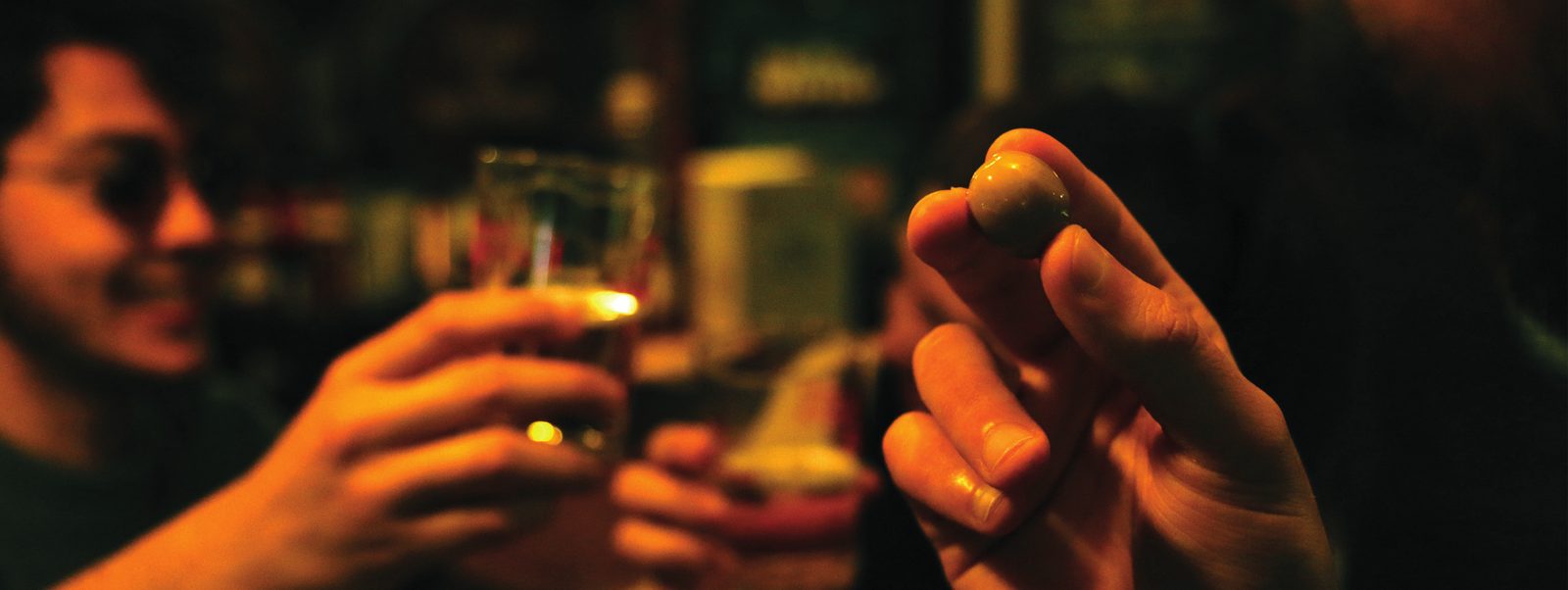 Brindis en un bar